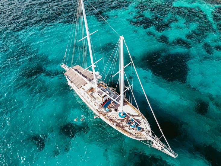 Gita in caicco intorno a Malta con soste alla Laguna Blu e Comino da Sliema con Hera Cruises Sliema.