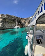 Boot von Xlendi Pleasure Cruise während der Bootstour von Gozo um Comino und die Blaue Lagune mit Xlendi Pleasure Cruises.