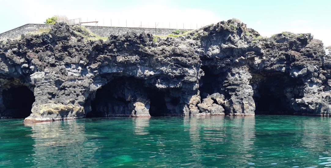 La grotta di Ulisse durante la Gita in barca da Aci Trezza alla Riserva della Timpa e Lachea con degustazione con Navigando per Trezza.