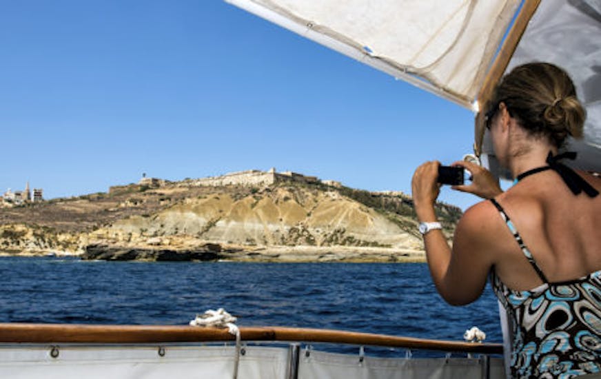 Blick vom Xlendi Pleasure Cruise Boot während der Bootstour von Gozo um Gozo und die Blaue Lagune.