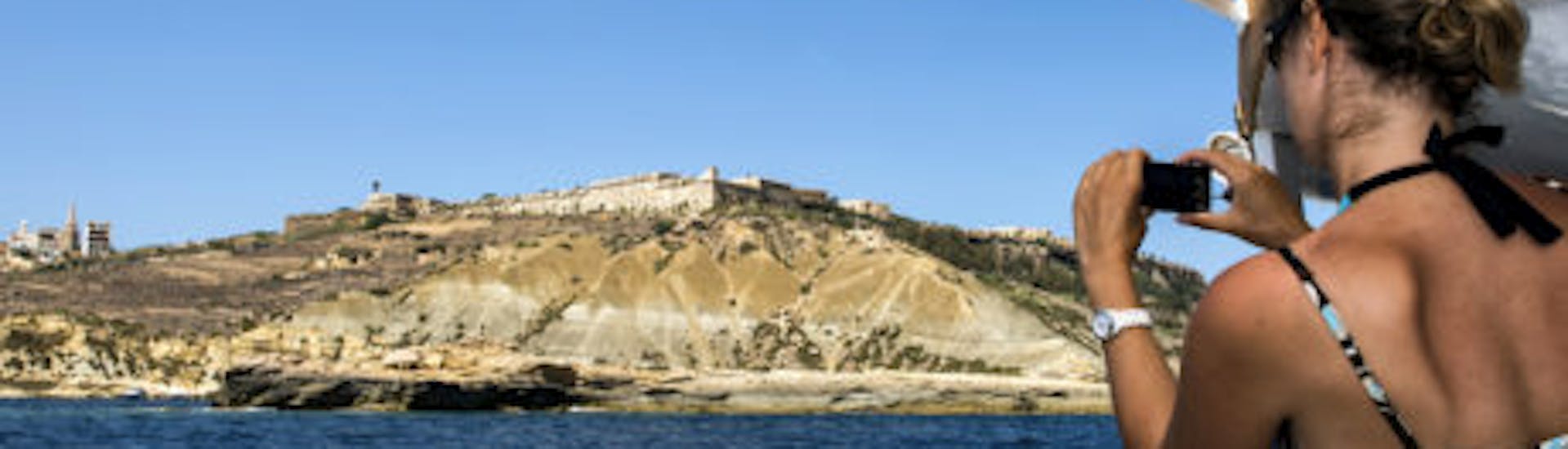 Bateau de Xlendi Pleasure Cruise durant l'excursion en bateau à partir de Mgarr autour de Gozo et du Blue Lagoon.