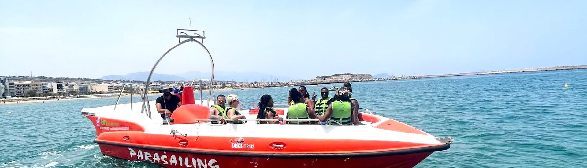 Vue sur le bateau lors de l'Excursion en bateau depuis Réthymnon aux grottes des pirates avec Baignade avec Popeye Watersports Crete.