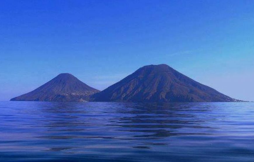 Vue des îles Salina pendant l'excursion en bateau autour de Salina avec une visite à Rinella et des arrêts de baignade avec Clarissa Viaggi Iles Eoliennes.