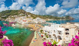 Prachtig uitzicht op de kust van Sorrento die wordt bezocht tijdens de boottocht van Pozzuoli naar Capri en Sorrento met lunch met Gestour Pozzuoli.