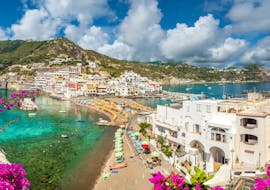 Schöner Blick auf die Sorrento Küste, die während der Bootsfahrt von Pozzuoli nach Capri und Sorrento mit Mittagessen mit Gestour Pozzuoli besucht werden.
