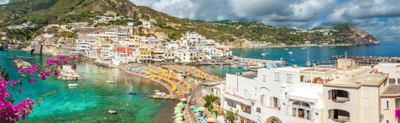 Schöner Blick auf die Sorrento Küste, die während der Bootsfahrt von Pozzuoli nach Capri und Sorrento mit Mittagessen mit Gestour Pozzuoli besucht werden.