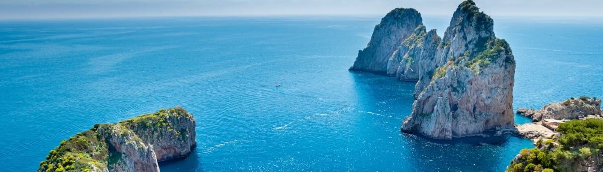 Las aguas cristalinas de Sorrento, donde tendrá el viaje en barco desde Pozzuoli a Capri y Sorrento con almuerzo.