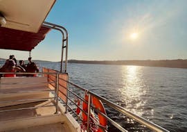 Le coucher de soleil rayonne sur le bateau lors de la Balade en bateau au coucher du soleil aux îles Saint-Paul avec Baignade au Lagon de Cristal avec Oh Yeah Malta.
