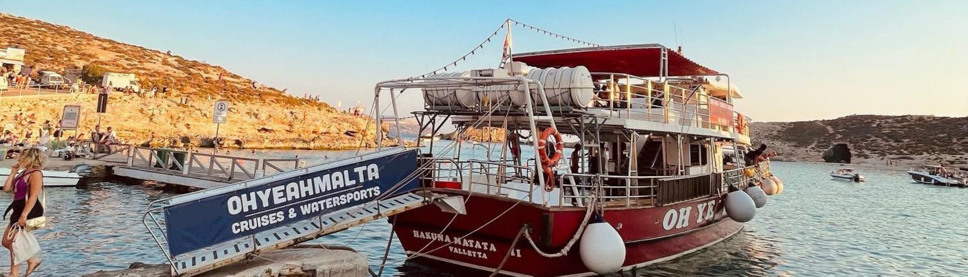 Le bateau sous le coucher de soleil lors de la Balade en bateau au coucher du soleil aux îles Saint-Paul avec Baignade au Lagon de Cristal avec Oh Yeah Malta.
