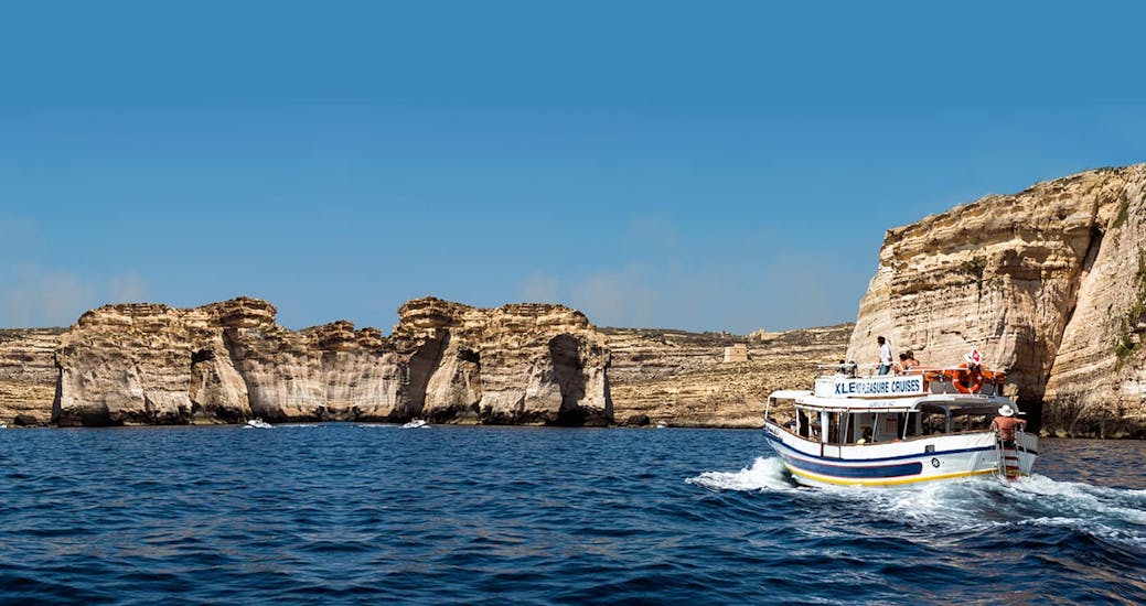 Bateau de Xlendi Pleasure Cruise pendant l'excursion en bateau de Mgarr autour de Gozo et Comino.