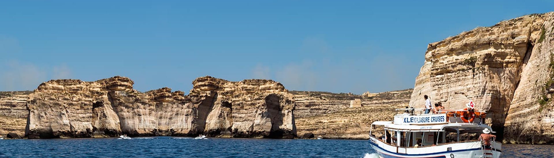 Boot von Xlendi Pleasure Cruise während der Bootstour von Gozo rund um Gozo und Comino mit Schwimmstopp in der Blauen Lagune.