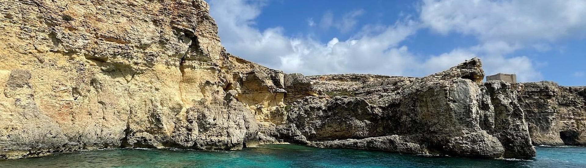 La côte lors de la Balade en bateau aux grottes de Comino & Lagon Bleu avec Baignade et Snorkeling avec Oh Yeah Malta.