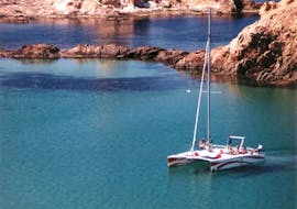 Una delle imbarcazioni di Katayak Menorca durante una Gita in catamarano da Fornells lungo la costa nord di Minorca con Open Bar con Katayak Menorca.