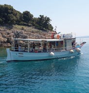 Das Boot fährt über das Wasser während der Bootstour zur Krušija-Bucht an der Blauen Höhle & Golden Beach mit Apéritif mit Neptun Boat Tours Krk.