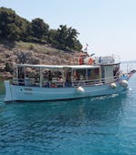 L'imbarcazione sta navigando durante la Gita in barca alla Baia di Krušija, Grotta Azzurra e Golden Beach con aperitivo con Neptun Boat Tours Krk.