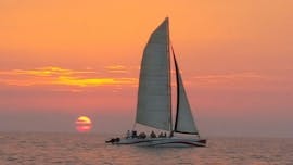 Una delle barche del Giro in catamarano al tramonto da Fornells con open bar con Katayak Menorca.