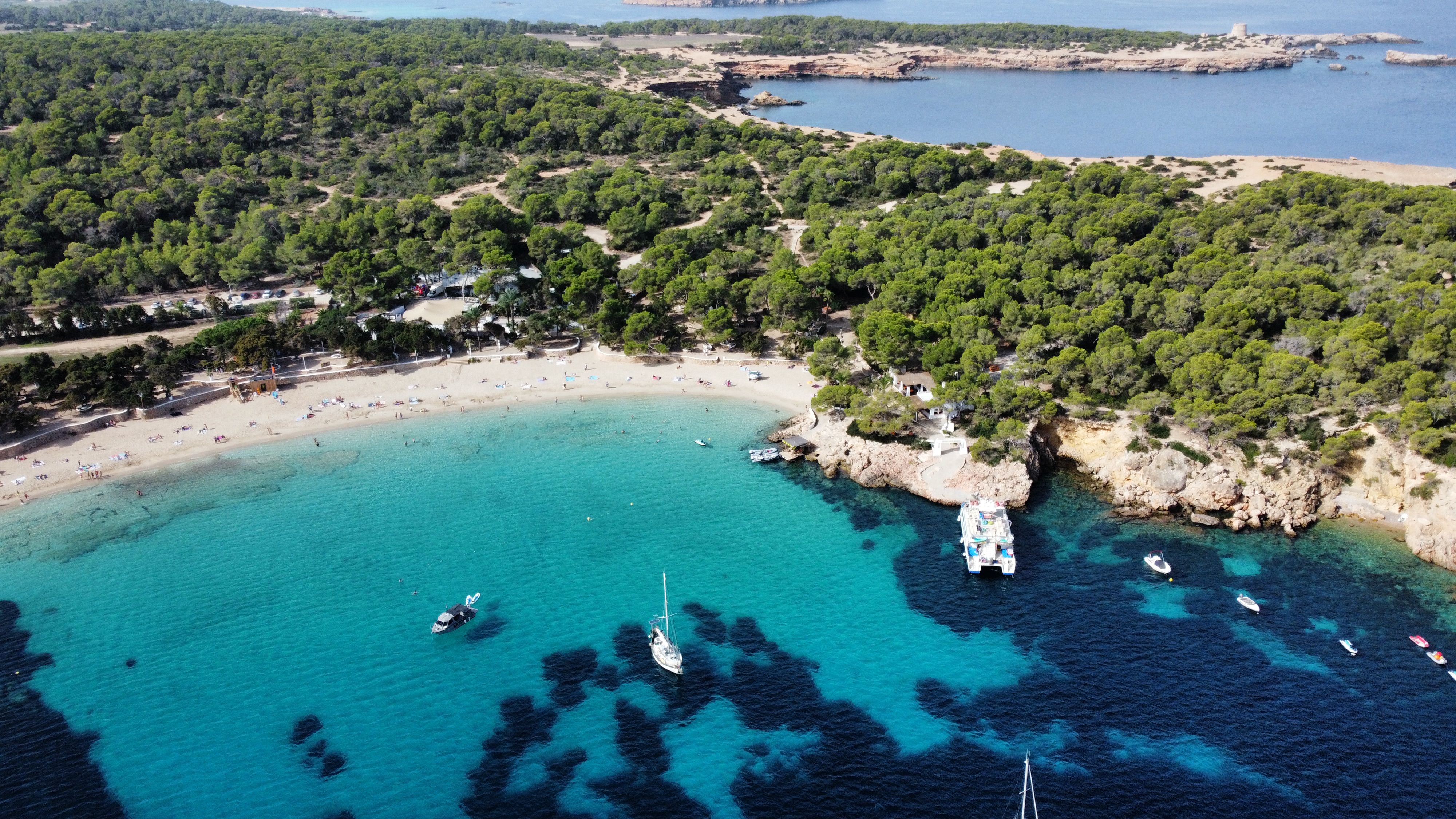 Balade en catamaran à fond de verre à Es Vedrà avec Snorkeling & Apéritif avec Capitan Nemo Ibiza.