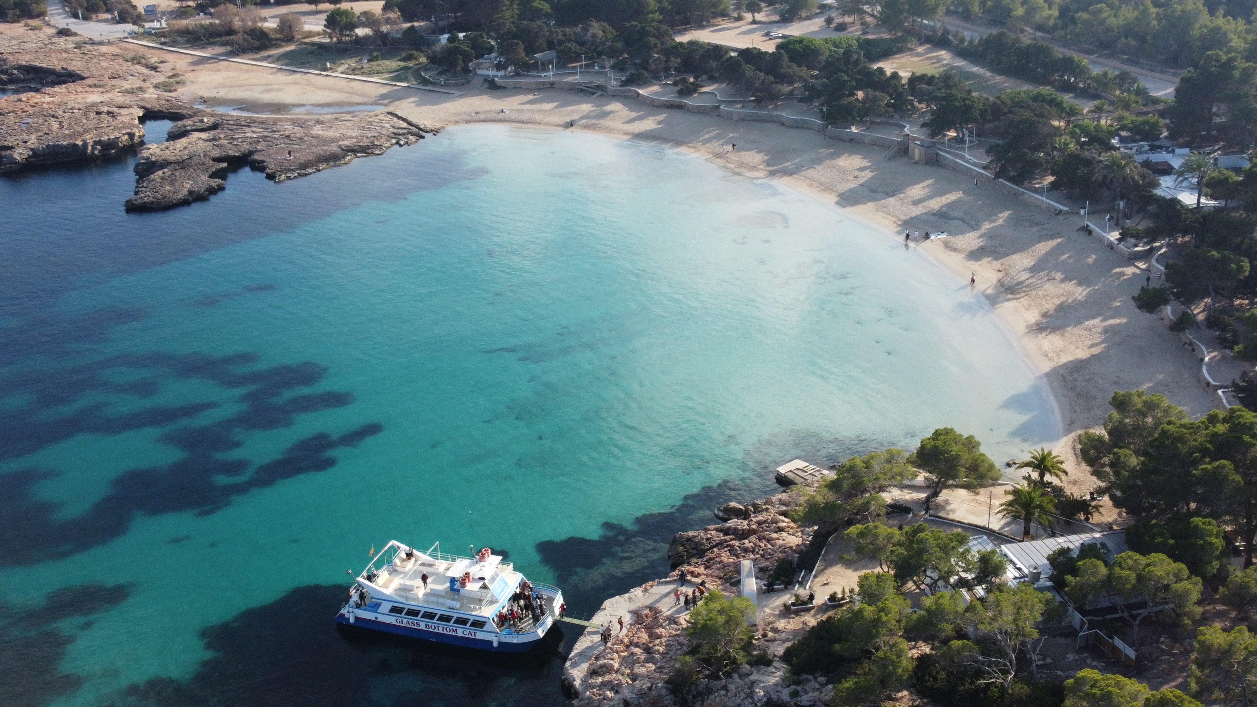 Glasboden-Katamarantour nach Es Vedrà mit Schnorcheln & Aperitif.