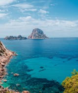 Es vedrà vista dalla barca durante la Gita in catamarano con fondo di vetro a Es Vedrà con snorkeling e aperitivo con Capitan Nemo Ibiza
