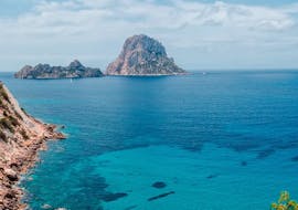Es Vedrà vom Boot aus gesehen während der Glasboden-Katamarantour nach Es Vedrà mit Schnorcheln & Aperitif mit Capitan Nemo Ibiza
