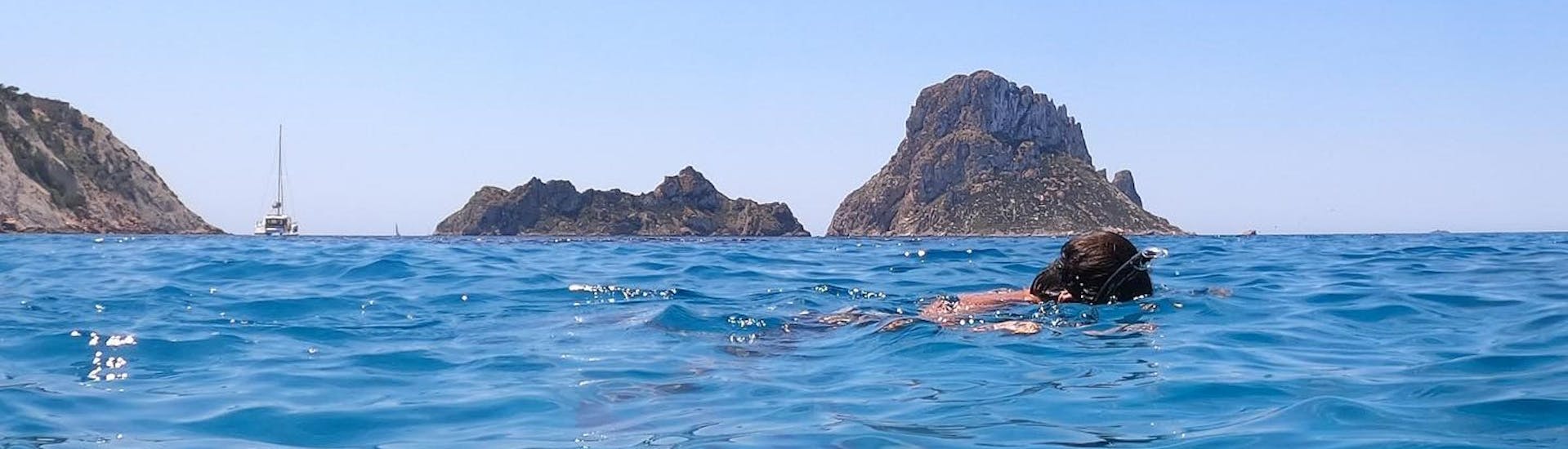 Un jeune garçon fait du snorkeling lors de la Balade en catamaran à fond de verre à Es Vedrà avec Snorkeling & Apéritif avec Capitan Nemo Ibiza.