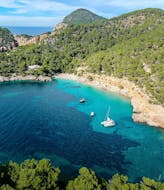 Cala Salada vista desde el barco durante la excursión en catamarán con fondo de cristal a Cala Salada con natación y snorkel con Capitán Nemo Ibiza.