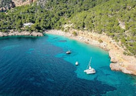 Cala Salada vom Boot aus gesehen während der Glasboden-Katamarantour zur Cala Salada mit Schwimmen & Schnorcheln mit Capitan Nemo Ibiza