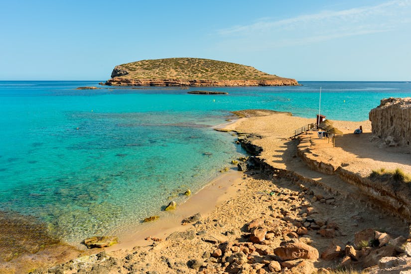 La playa donde podrá nadar durante la Excursión en Catamarán con Fondo de Cristal a Cala Salada con Natación y Snorkel con Capitán Nemo Ibiza.