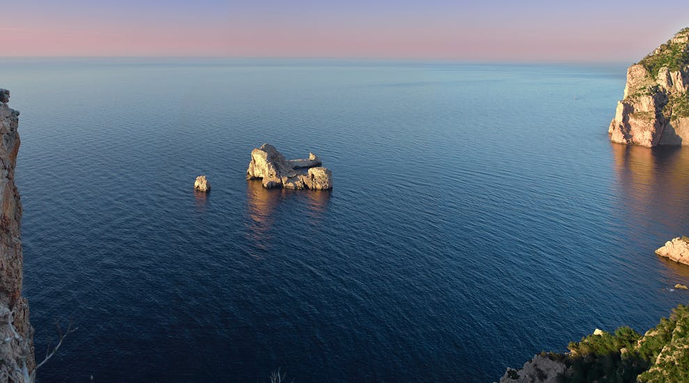 La vista desde el viaje en catamarán con fondo de cristal al acuario Cap Blanc con snorkel y aperitivo con el Capitán Nemo Ibiza.