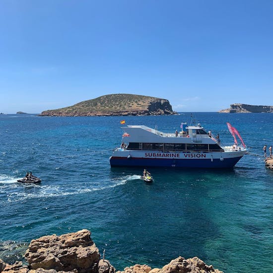 Gita in catamarano con fondo di vetro a Cala Bassa e Cala Conta con snorkeling e SUP con Capitan Nemo Ibiza.