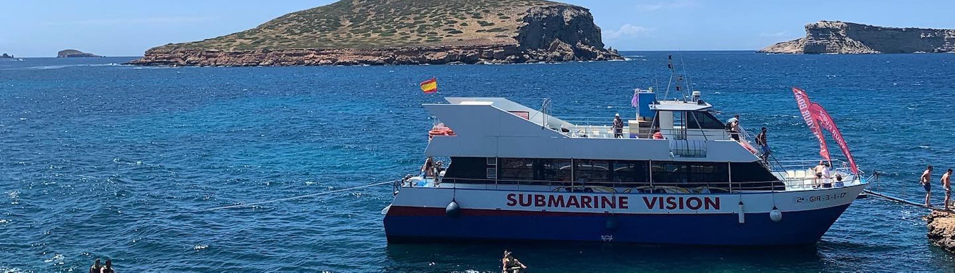 Gita in catamarano con fondo di vetro a Cala Bassa e Cala Conta con snorkeling e SUP con Capitan Nemo Ibiza.