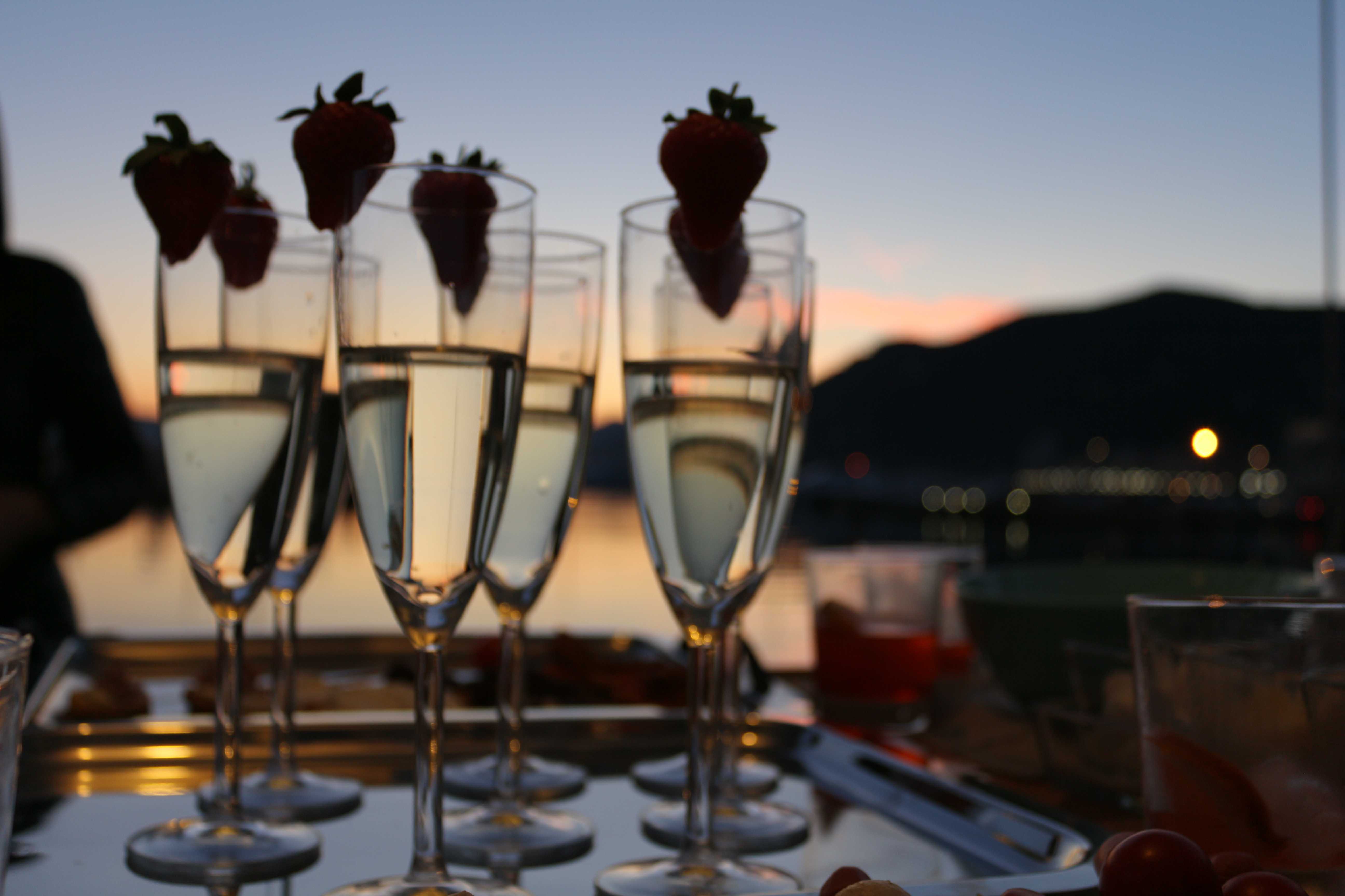 Gläser mit Prosecco als Aperitif während der Segeltour bei Sonnenuntergang zur Insel Pianosa mit Aperitif und Schnorcheln mit Rosie Probert Too Elba.