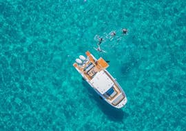 Des gens nagent à côté du bateau pendant l'Excursion en bateau dans le golfe de Cagliari avec Baignade & Snorkeling avec Sardinia Dream Tour Cagliari.