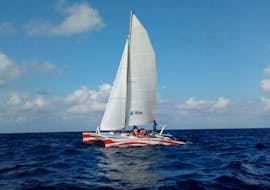Uno de los barcos que utiliza Katayak Menorca para el paseo privado en catamarán desde Fornells por el norte de Menorca con barra libre.
