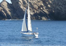 Vistas que puedes ver subido a uno de los veleros de Katayak Menorca navegando durante un paseo en barco velero desde Fornells por el norte de Menorca con barra libre.