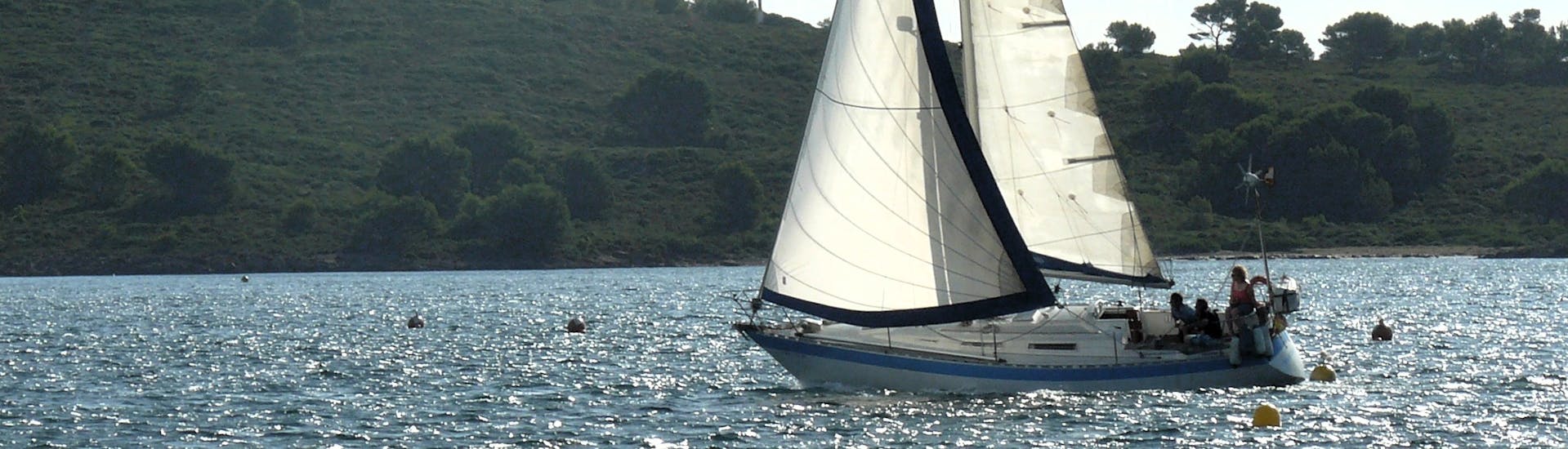 Una delle barche utilizzate da Katayak Menorca durante una gita in barca a vela da Fornells lungo la costa nord di Minorca con Open Bar.
