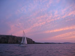 Una delle barche del Katayak Menorca durante una gita in barca a vela al tramonto da Fornells con open bar.