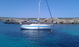 Uno de los barcos de Katayak Menorca durante un paseo privado en barco de vela desde Fornells por el norte de Menorca con barra libre.