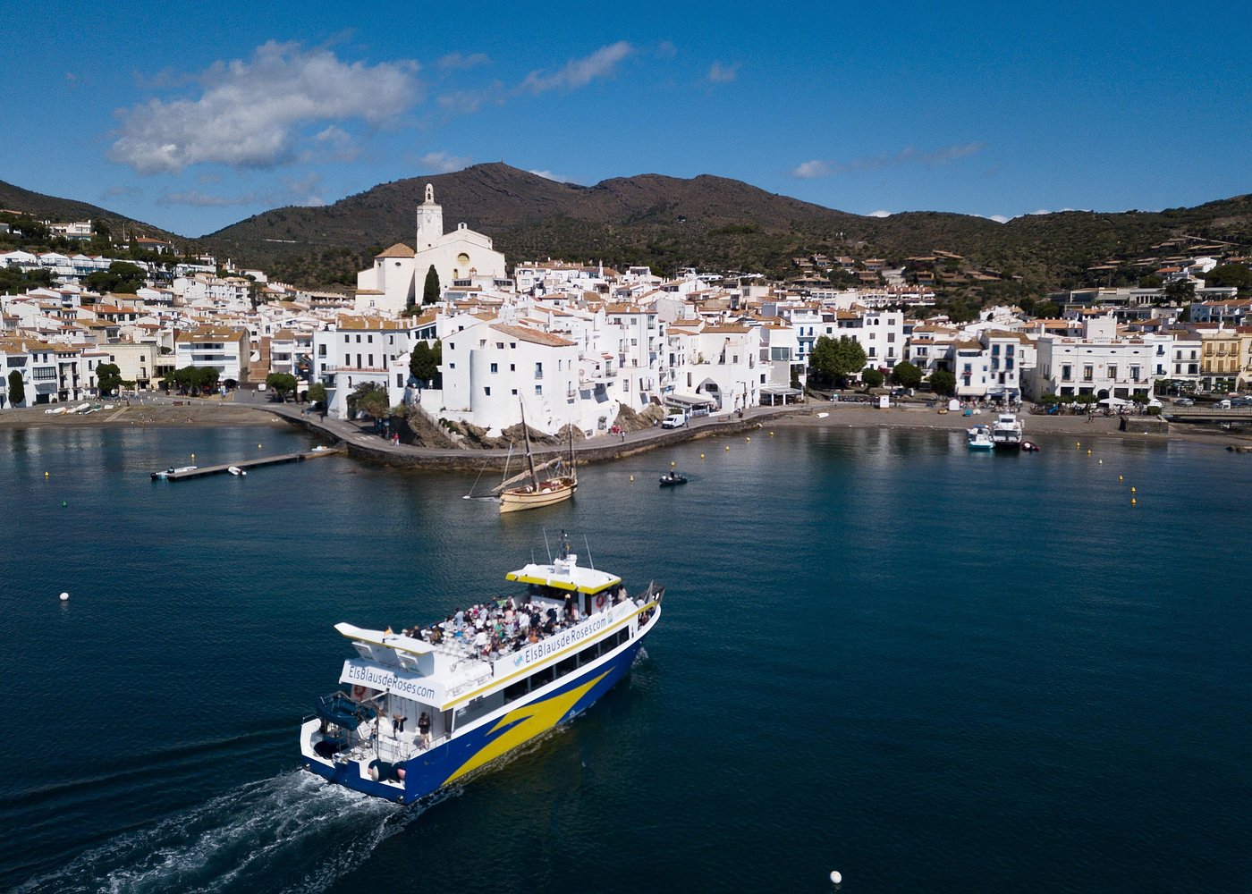 Le bateau navigue lors du Balade en bateau de Roses & Santa Margarida avec Escale à Cadaques avec Els Blaus de Roses.