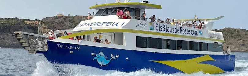 La barca naviga durante il Giro in barca da Roses e Santa Margarida con sosta a Cadaqués con Els Blaus de Roses