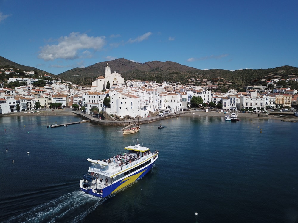 Paseo en barco de Roses al Cap de Creus con escala en Cadaqués con Els Blaus de Roses.