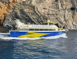 Das Boot fährt während der Bootsfahrt von Roses & Santa Margarida nach Cap de Creus mit Zwischenstopp in Cadaqués mit Els Blaus de Roses.