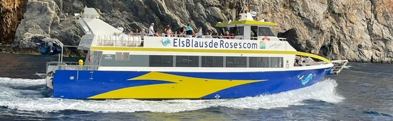 The boat is navigating during the Boat Trip from Roses & Santa Margarida to Cap de Creus with Stopover at Cadaqués with Els Blaus de Roses.