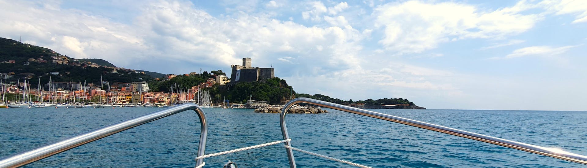 The landscape you will admire during the Boat Trip to Porto Venere and Lord Byron's Grotto with Apéritif with Aphrodite 5 Terre Boat Tours.
