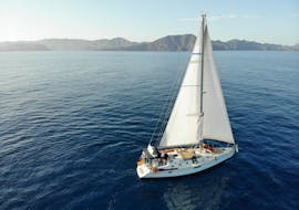 Palain che attraversa il mare sulla rotta per l'isola di Tabarca durante una gita privata in barca a vela da Santa Pola con snorkeling con NavegaMed.