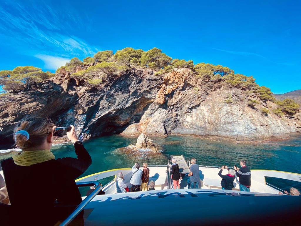 Catamaran Trip with Submarine vision to l'Estartit & Medes Islands from Els Blaus de Roses.