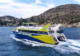 Das Boot fährt während der Katamaranfahrt mit Submarine Vision nach l'Estartit & Medes Islands mit Els Blaus de Roses.