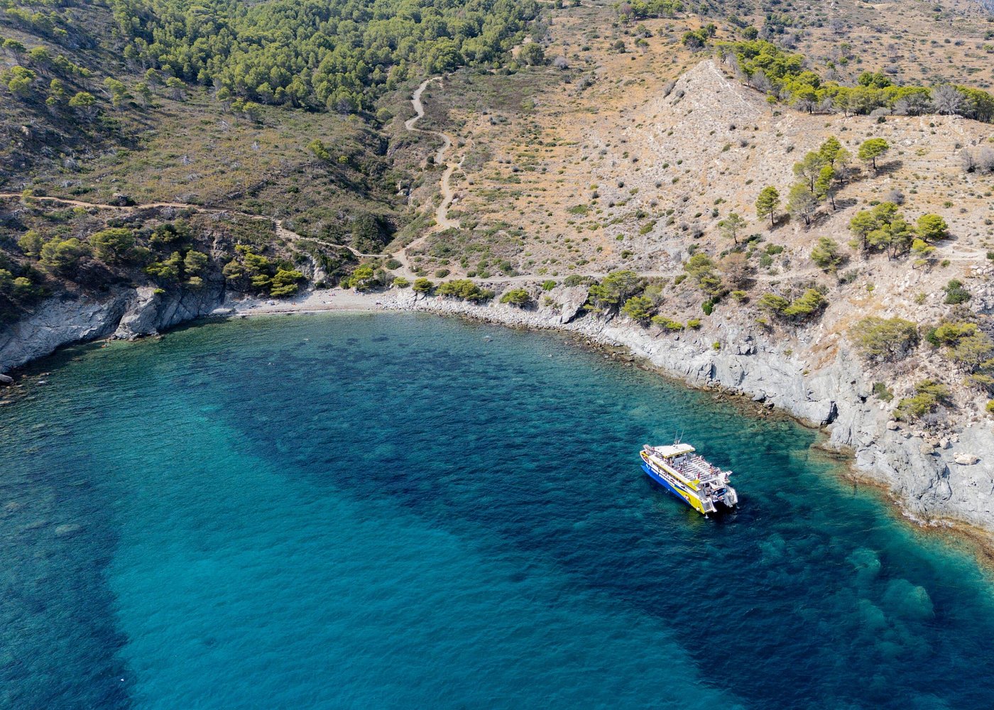Cala Joncols vom Boot aus gesehen während der Katamaranfahrt mit U-Boot-Vision zum Cap Norfeu & Cala Jóncols mit Els Blaus de Roses.