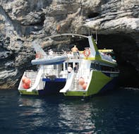 Das Boot fährt in eine Höhle während der Katamaranfahrt mit Unterwassersicht nach Cap Norfeu & Cala Jóncols mit Els Blaus de Roses.
