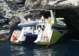 Das Boot fährt in eine Höhle während der Katamaranfahrt mit Unterwassersicht nach Cap Norfeu & Cala Jóncols mit Els Blaus de Roses.